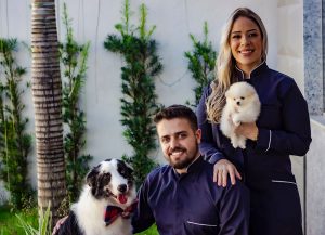 Nathália Franklin e Alves Médica veterinária especialista em cirurgia. Sócia proprietária da CMVet e responsável pelo setor de cirurgia e clínica. Henrique de Oliveira Malta Médico veterinário especialista em ultrassonografia. Sócio proprietário da CMVET, responsável pelo setor de anestesiologia e imagem.