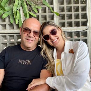 O aniversariante Márcio Pardini com a esposa, Fernanda