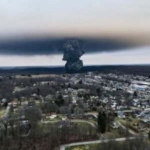 Explosão em Ohio liberou uma enorme coluna de fumaça preta e tóxica no ar